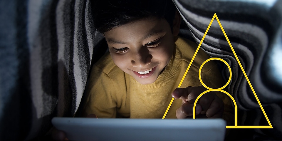 Zdjęcie młodego chłopca patrzącego w ekran tabletu z zarysem ilustracji „Poprawa jakości życia”