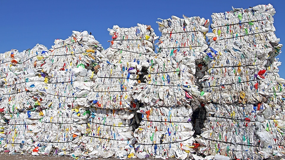Stosy plastikowych worków w zakładzie unieszkodliwiania odpadów