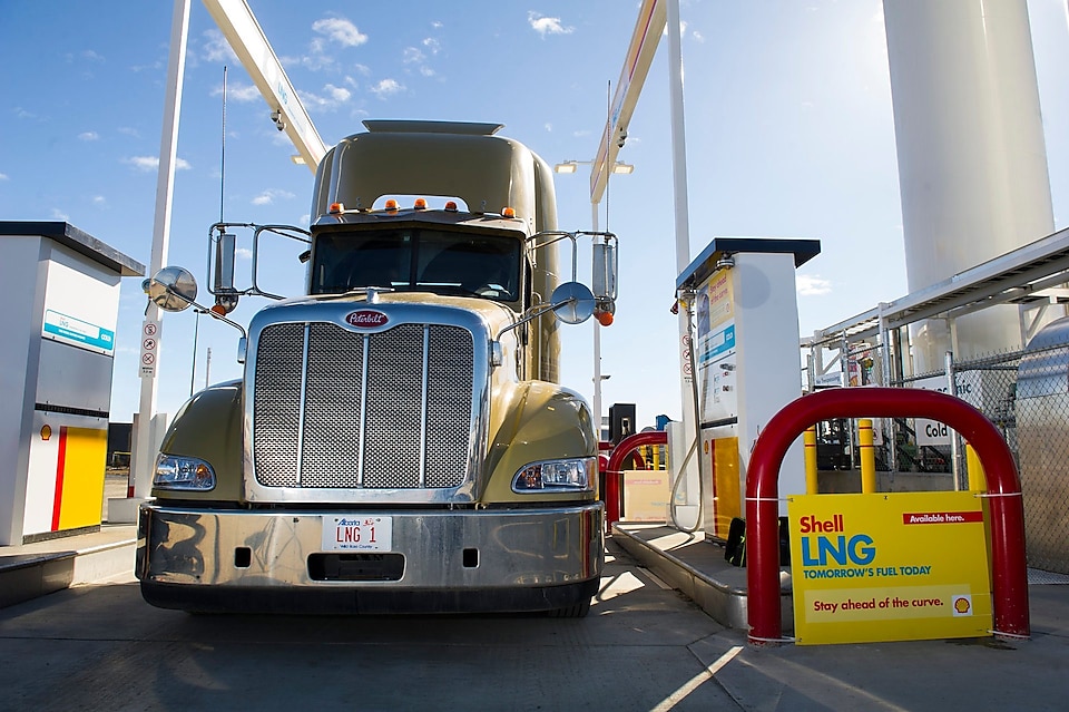 Ciężarówka przygotowuje się do tankowania paliwa na stacji LNG firmy Shell
