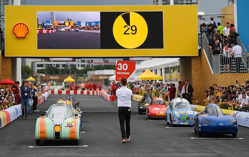 Pojazdy przygotowują się do wyruszenia na tor podczas Mistrzostw Świata Kierowców w ostatnim dniu Shell Make the Future Live w niedzielę, 28 maja 2017 r. w Londynie.