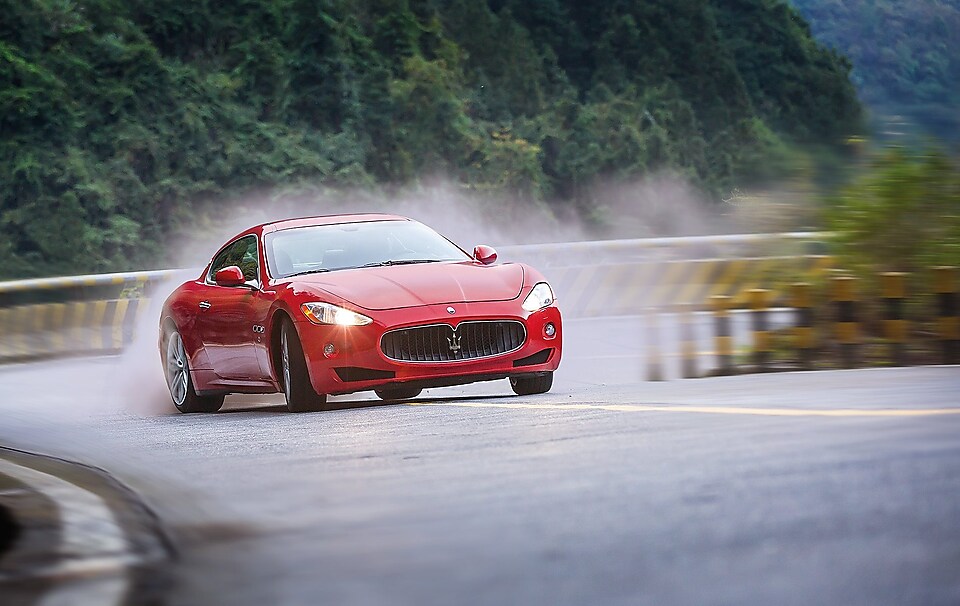 Czerwony Maserati wspinający się po górskiej drodze