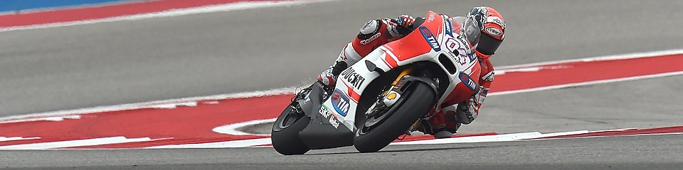 Motocykl Ducati podczas okrążenia na torze wyścigowym