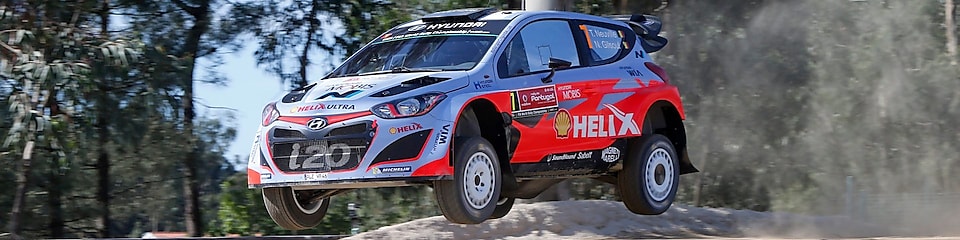 Samochód zespołu Hyundai Shell na Rajdowe Samochodowe Mistrzostwa Świata podczas wyścigu w lesie