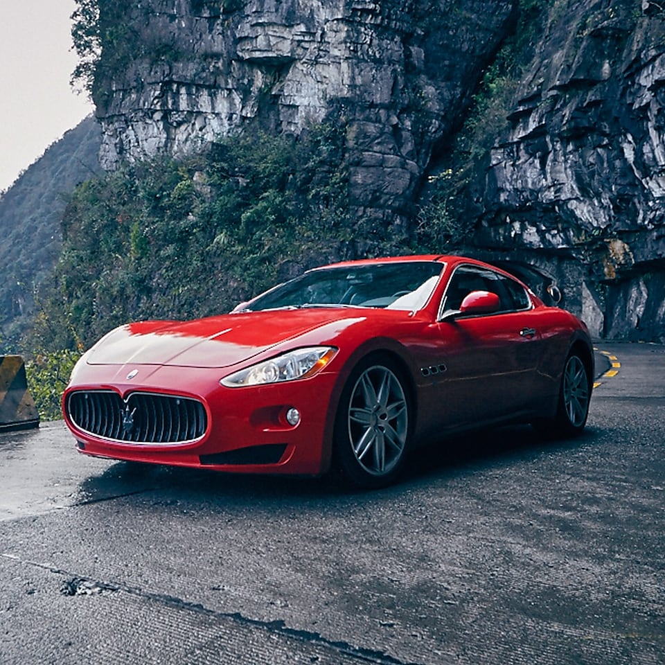 Czerwone Maserati ze standardowym produktem Shell Helix Ultra dumnie stoi na malowniczej górskiej drodze