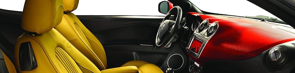 Wnętrze auta – przednie fotele z żółtą tapicerką oraz kokpit.
