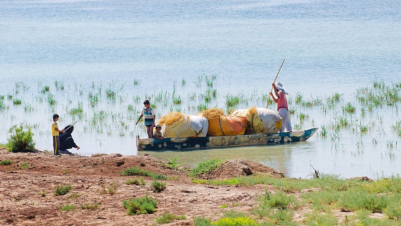 Tubylcy na kanale Yabani na poludniu Iraku.