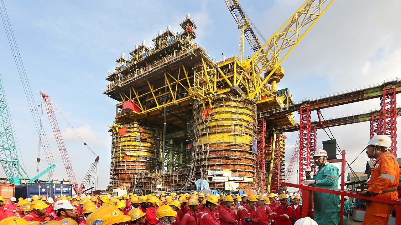 Supervisor and worker with safety equipment