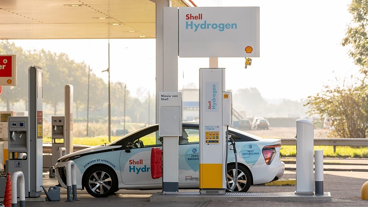 Hydrogen car at Shell station