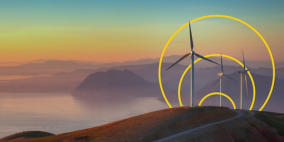 Zdjęcie trzech turbin wiatrowych na wzgórzu z zarysem ilustracji „Osiągnięcie zerowej emisji netto”