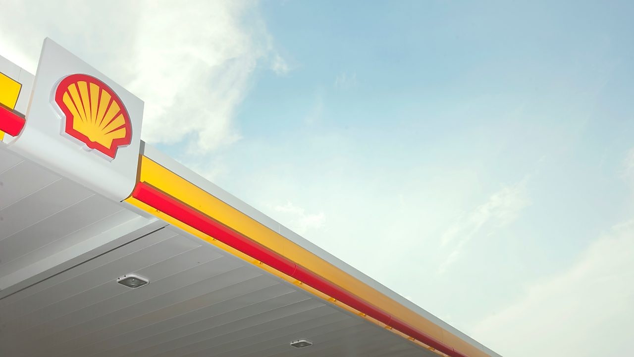 Franczyza stacji paliw - logo nowej stacji na tle nieba