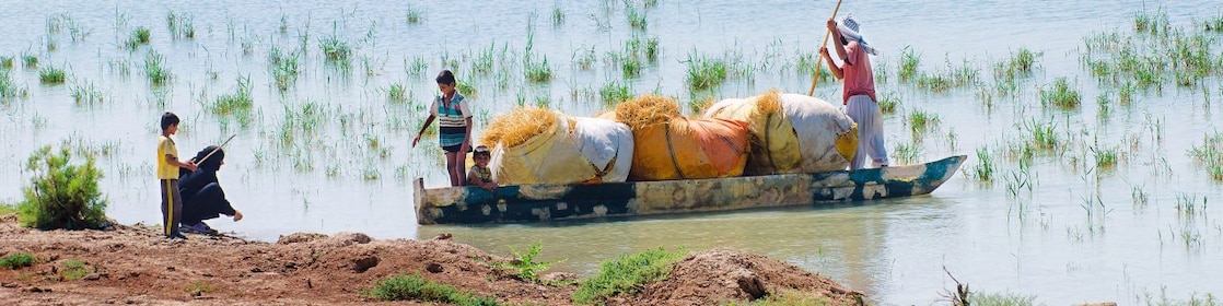 Tubylcy na kanale Yabani na poludniu Iraku.