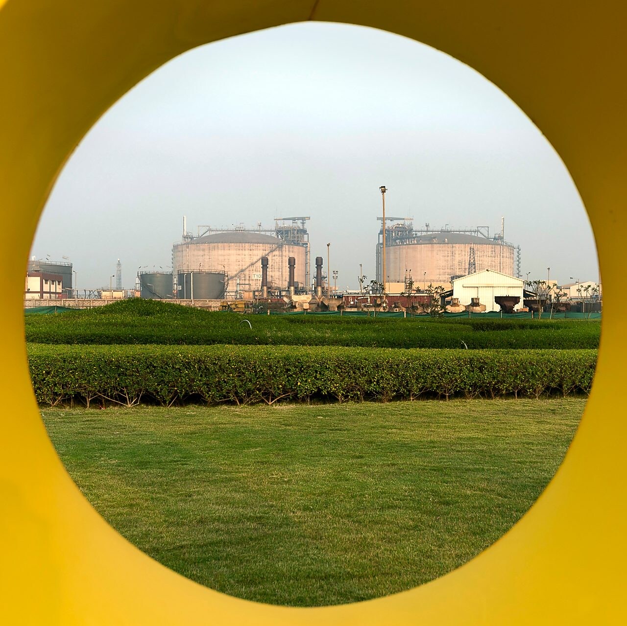 Projekt Indie w fotografii, Holandia, 2014 r. - Zbiorniki LNG w porcie Hazira