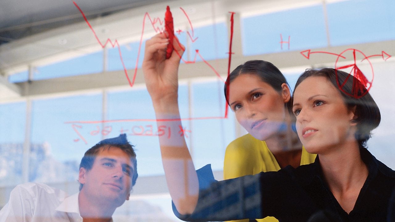 Pracownicy omawiający wykres