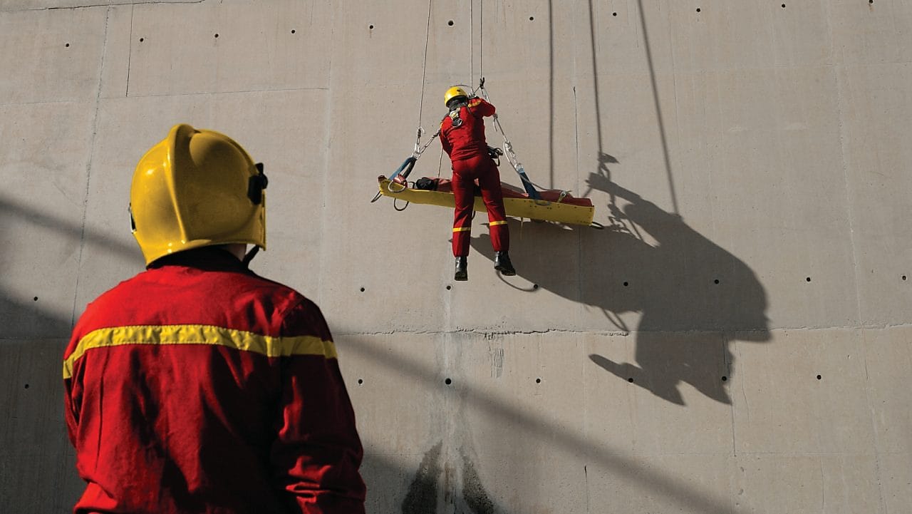 Ćwiczenia ratownictwa BHP w rafinerii