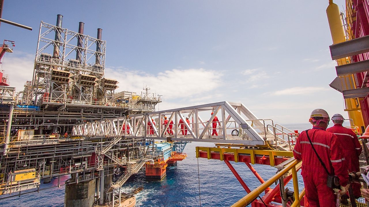 Robotnicy przechodzą na nową platformę ciśnieniowego wytłaczania gazu zbudowaną obok istniejącego projektu głębinowego Malampaya.
