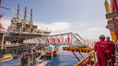 Robotnicy przechodzą na nową platformę ciśnieniowego wytłaczania gazu zbudowaną obok istniejącego projektu głębinowego Malampaya.