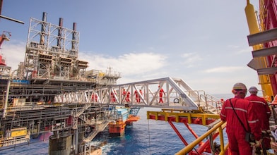 Robotnicy przechodzą na nową platformę ciśnieniowego wytłaczania gazu zbudowaną obok istniejącego projektu głębinowego Malampaya.