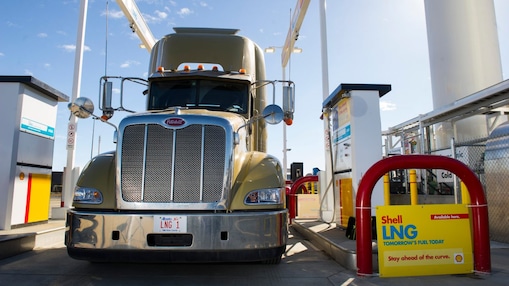Ciężarówka przygotowuje się do tankowania paliwa na stacji LNG firmy Shell