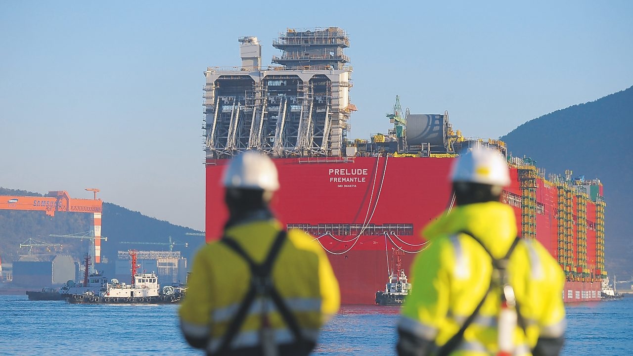 Dziewiczy rejs Prelude: wodowanie ogromnego kadłuba platformy