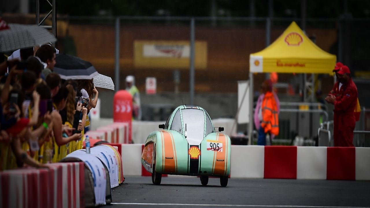 Shell Make the Future Live 2017 The Urban Concept V.4, wyścig # 905, elektryczny pojazd UrbanConcept zasilany akumulatorem na torze podczas Mistrzostw Świata Kierowców w ostatnim dniu Shell Future Live w niedzielę, 28 maja 2017 r. W Londynie. (Bob Martin / Shell)