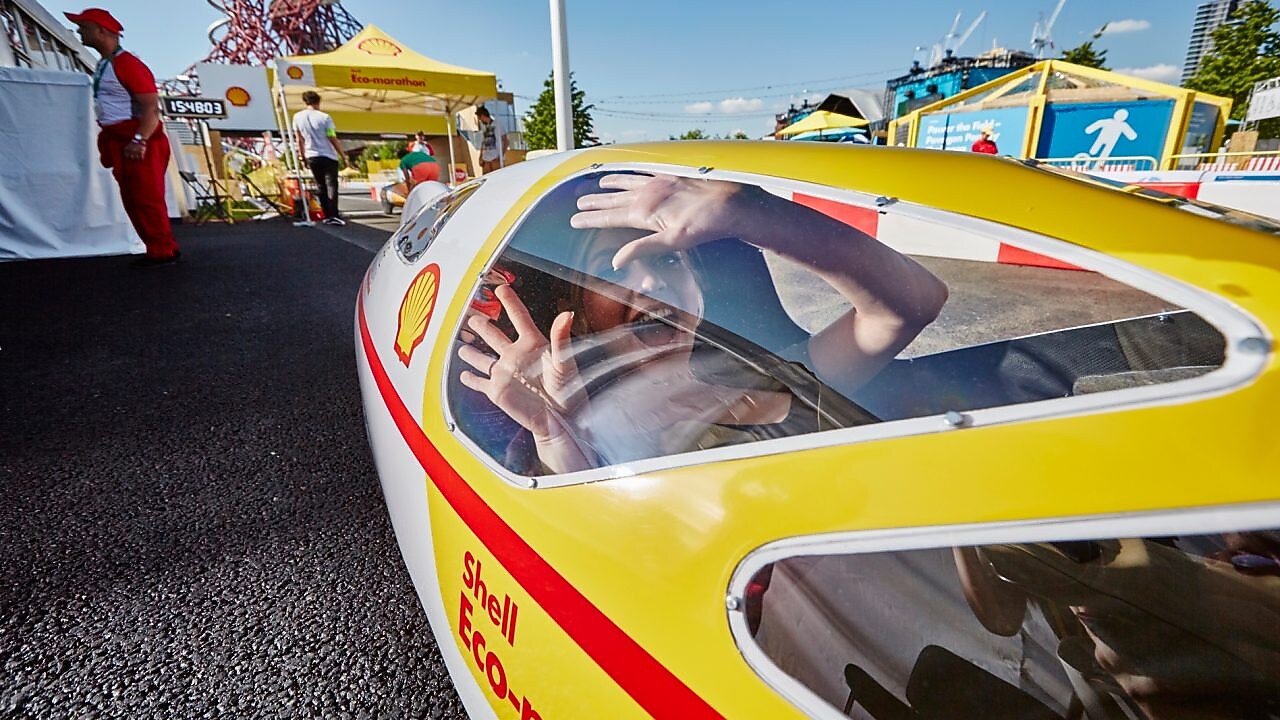 Shell Make the Future Live 2017 John Abbott, Downstream Director dołącza do studentów przygotowujących się do marszu na torze podczas ceremonii "Flag Off", która miała miejsce w czwartek, 25 maja 2017 r. w Londynie, podczas pierwszego dnia Shell Make the Future Live.
