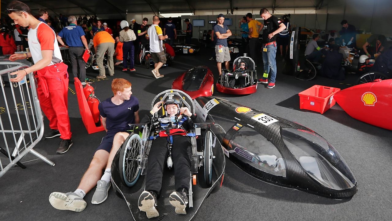 Drużyny odpoczywają przed wejściem na tor podczas ostatniego dnia Shell Make the Future Live, niedziela, 28 maja 2017 r. w Londynie.