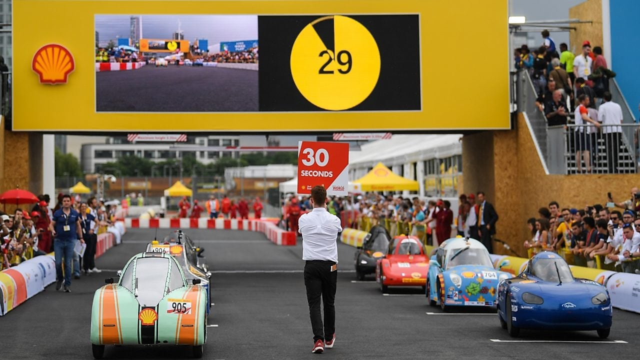 Pojazdy przygotowują się do wyruszenia na tor podczas Mistrzostw Świata Kierowców w ostatnim dniu Shell Make the Future Live w niedzielę, 28 maja 2017 r. w Londynie.
