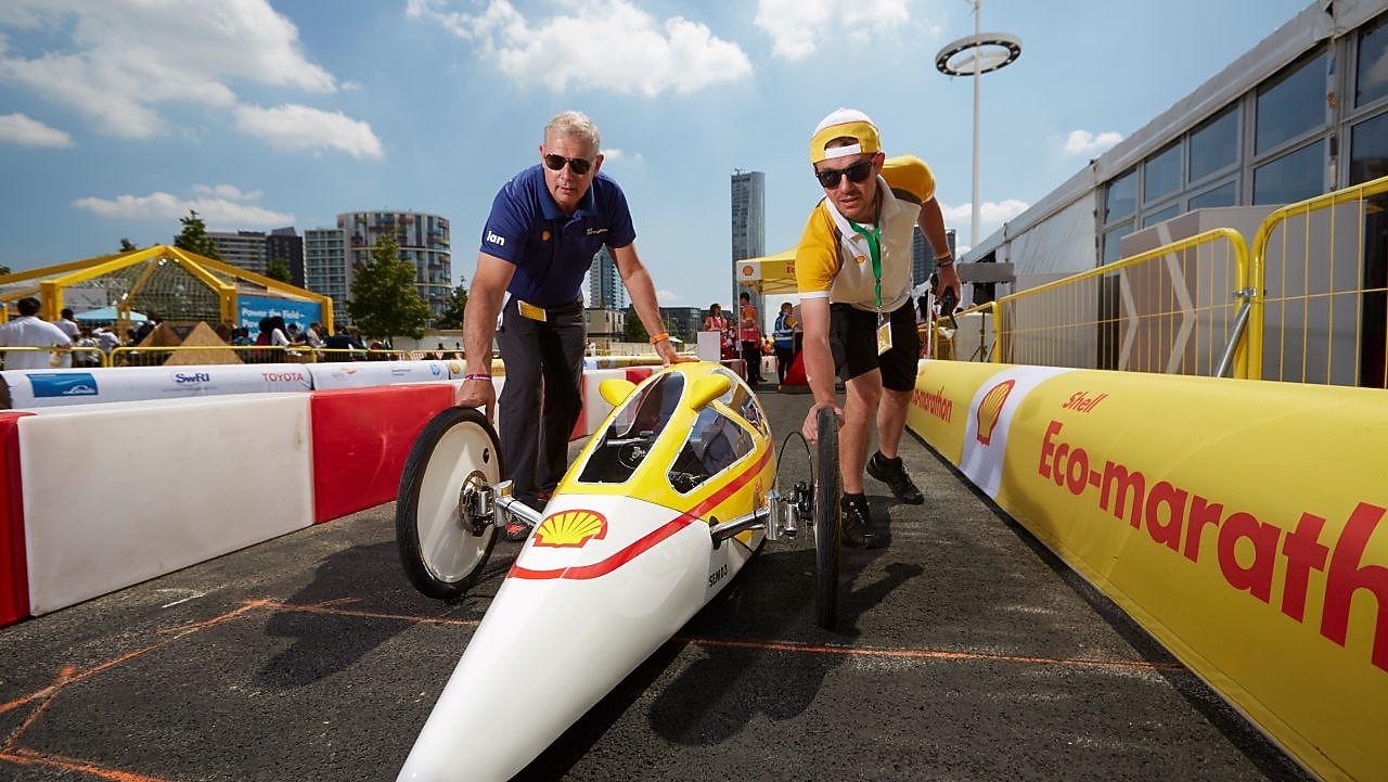 Shell Make the Future Live 2017  pojazd Shell kategorii Prototype zostaje przeniesiony na tor podczas pierwszego dnia Shell Make the Future Live, czwartek, 25 maja 2017 r. w Londynie.