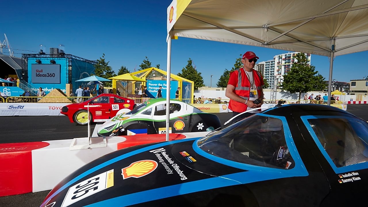 Shell Make the Future Live 2017 Schluckspecht 5D, wyścig nr 505, napędzany silnikiem Diesla UrbanConcept, rywalizujący o zespół Schluckspecht z Niemiec, przygotowuje się do wejścia na tor podczas pierwszego dnia Shell Make the Future Live w Londynie.