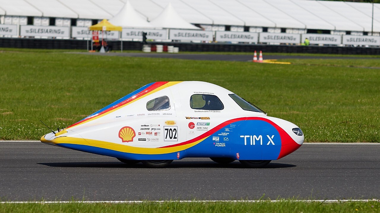 Urban Concept- biały bolid z żółto-czerwono niebieskimi paskami