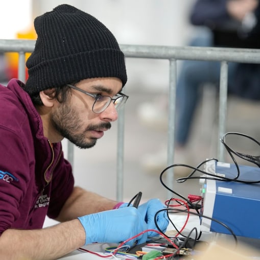 student naprawiający część elektryczną