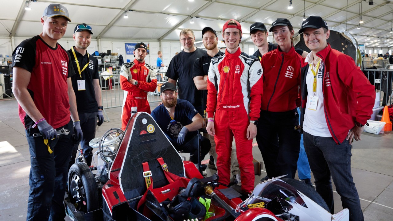 zespół studentów prezentujących bolid