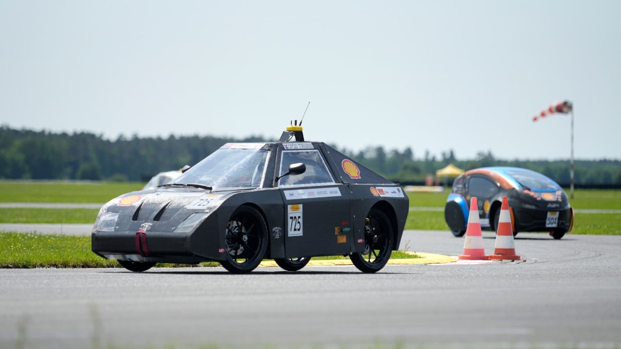 dwa bolidy poruszające się po torze wyścigowym