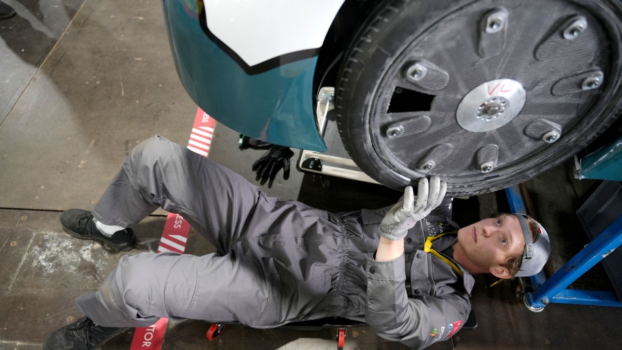 student naprawia bolid