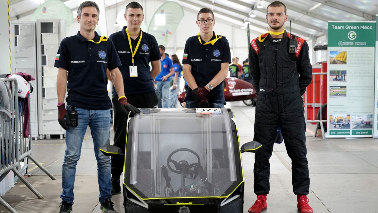 czterech studentów prezentuje bolid