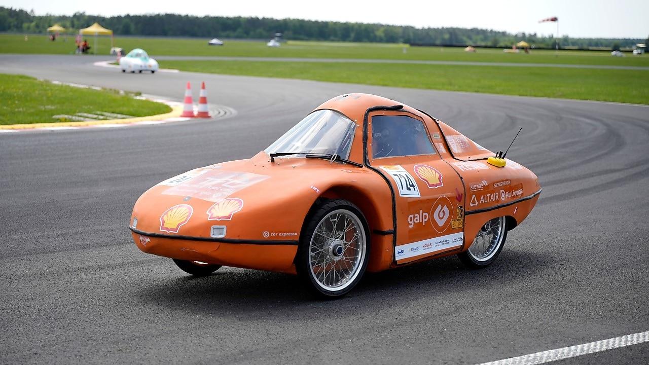 pomarańczowy bolid na torze wyścigowym