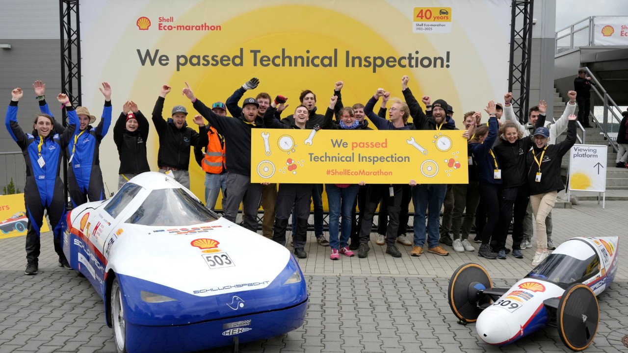 duża grupa studentów na tle baneru Shell Eco-marathon
