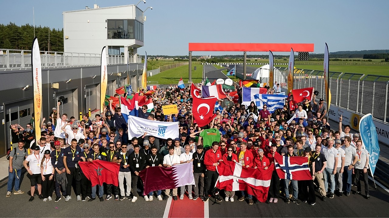 zdjęcie grupowe wszystkich reprezentacji z flagami na Shell Eco-marathon