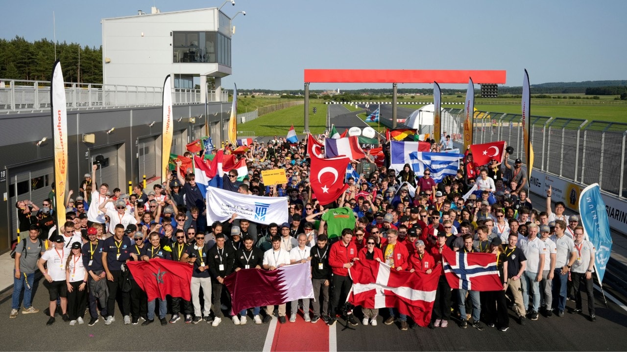 zdjęcie grupowe wszystkich reprezentacji z flagami na Shell Eco-marathon