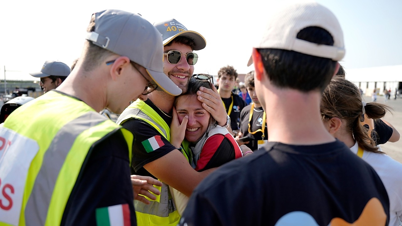 uśmienieta rupa studentów przytula płaczącą ze szczęścia koleżankę 