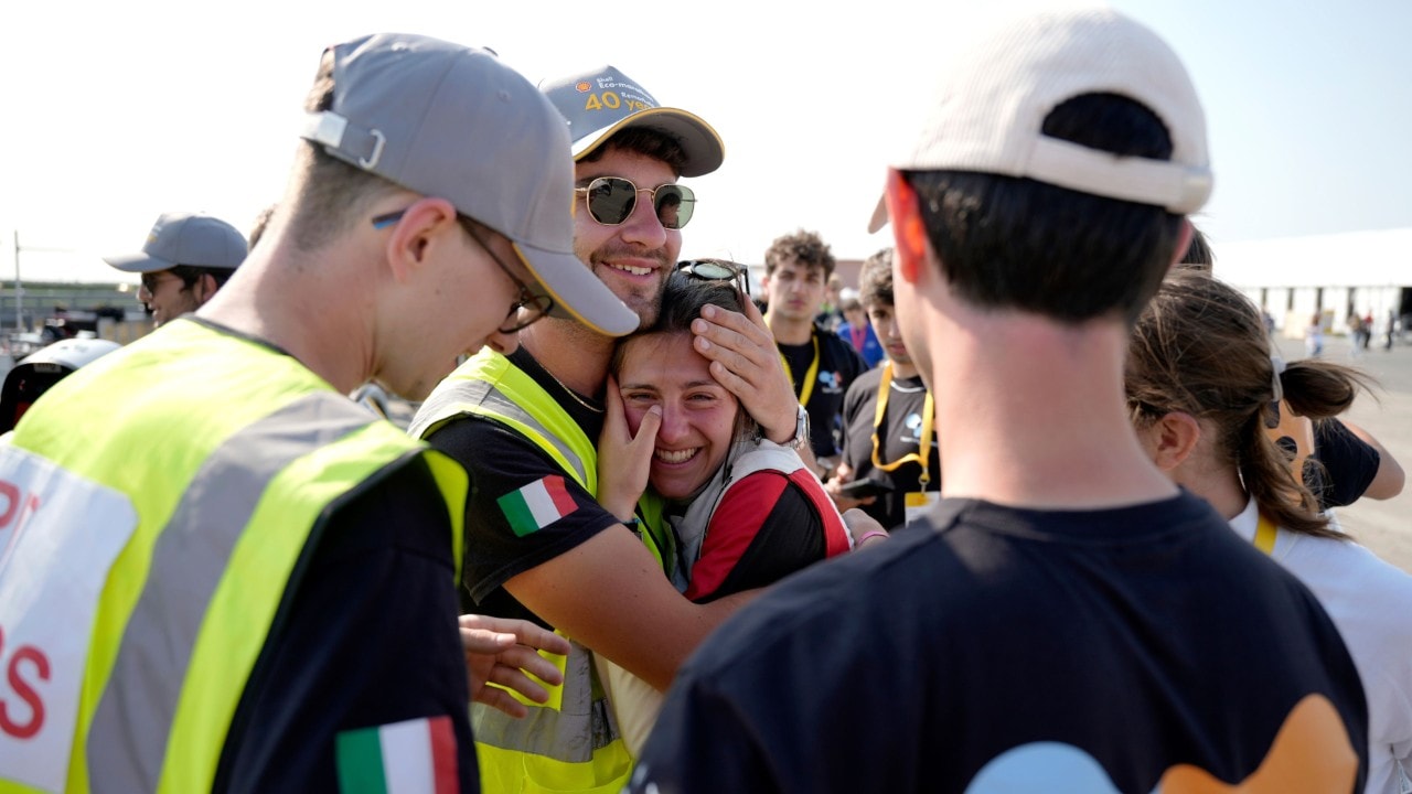 uśmienieta rupa studentów przytula płaczącą ze szczęścia koleżankę 