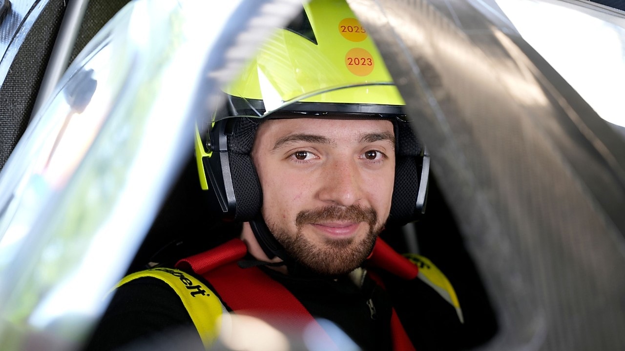 student w kasku siedzący w bolidzie