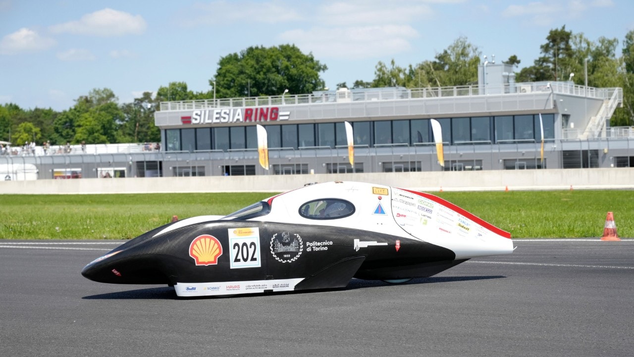 biało-czarny bolid na tle budynku