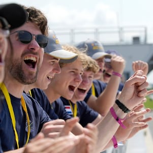 grupa studentów cieszy się i dopinguje