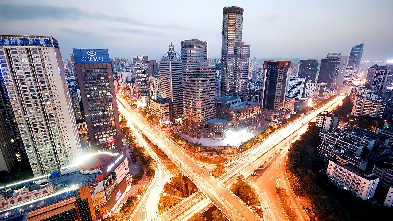 Wieżowce w śródmieściu rozjarzają się o zmroku