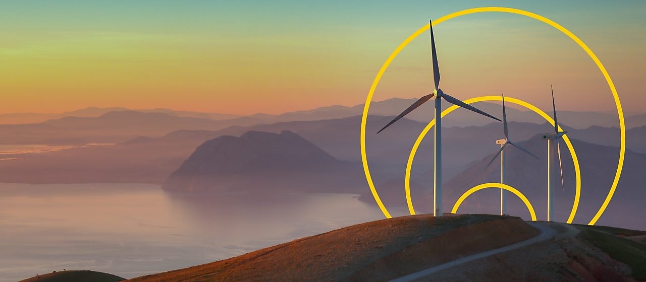 Zdjęcie trzech turbin wiatrowych na wzgórzu z zarysem ilustracji „Osiągnięcie zerowej emisji netto”