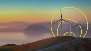 Zdjęcie trzech turbin wiatrowych na wzgórzu z zarysem ilustracji „Osiągnięcie zerowej emisji netto”