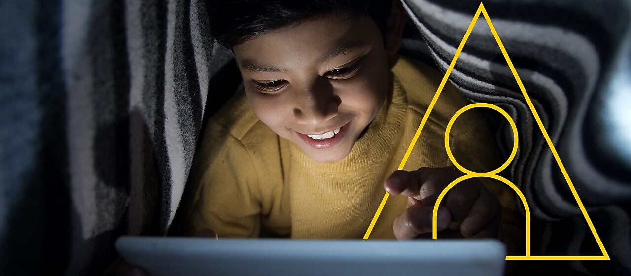 Zdjęcie młodego chłopca patrzącego w ekran tabletu z zarysem ilustracji „Poprawa jakości życia”