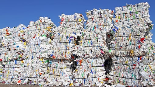 Stosy plastikowych worków w zakładzie unieszkodliwiania odpadów