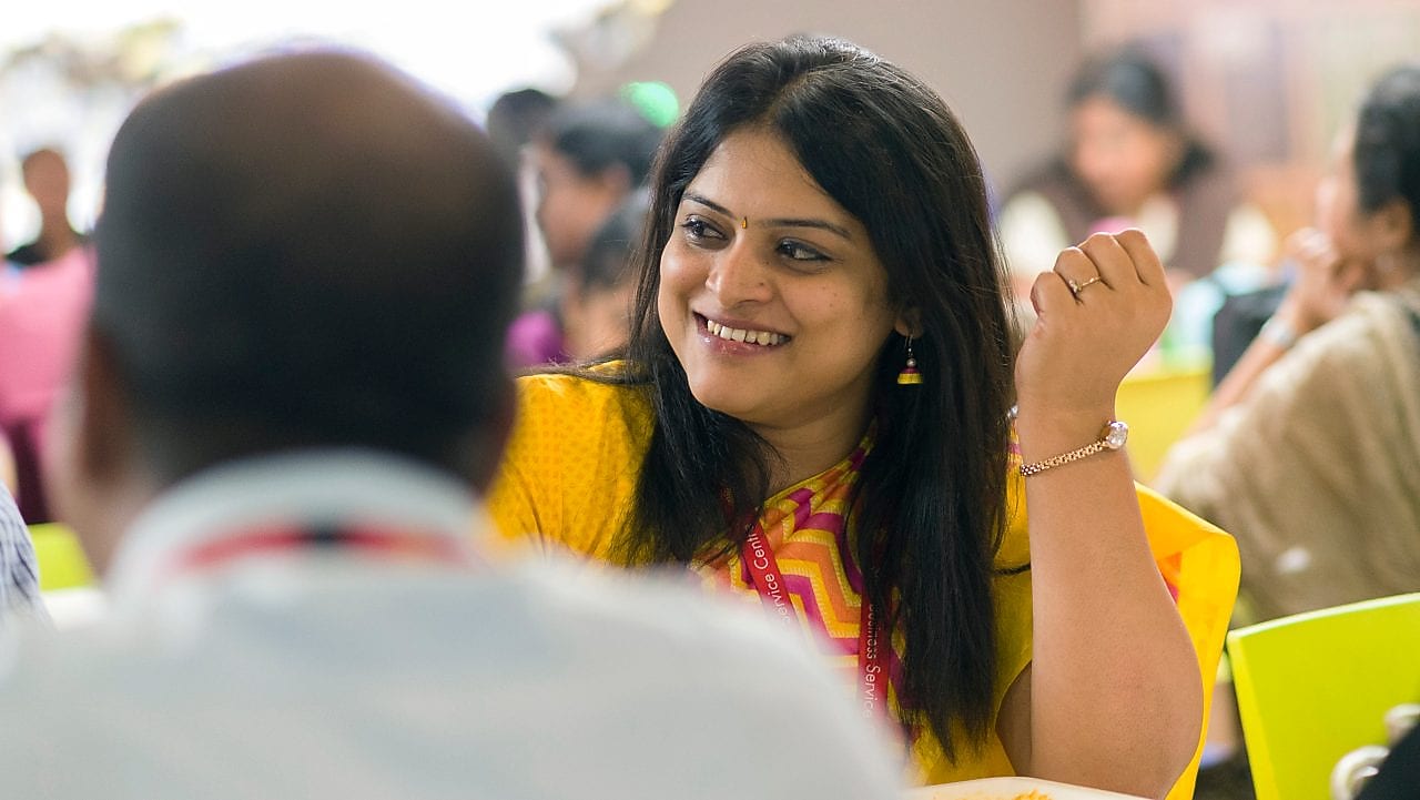 Pracownicy Shell przy obiedzie.